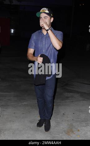 Der Schauspieler Zac Efron zeigte seine Teamunterstützung mit einer Lakers-Mütze, als er beim Basketballspiel Lakers gegen San Antonio Spurs im Staples Center eintraf. Los Angeles, Kalifornien. 13. November 2012 Stockfoto