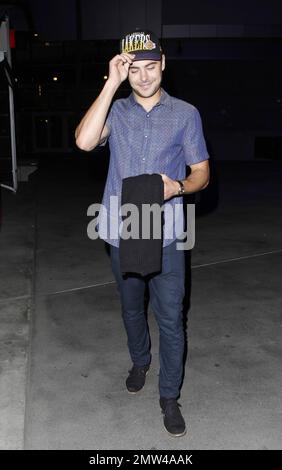 Der Schauspieler Zac Efron zeigte seine Teamunterstützung mit einer Lakers-Mütze, als er beim Basketballspiel Lakers gegen San Antonio Spurs im Staples Center eintraf. Los Angeles, Kalifornien. 13. November 2012 Stockfoto