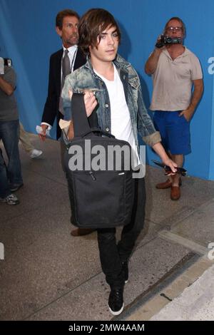 Zac Efron kommt an, um seinen Flug am Los Angeles International Airport zu erwischen. Efron wirbt gerade für seinen neuen Film '17 Again'. Los Angeles, Kalifornien. 4/24/09. Stockfoto