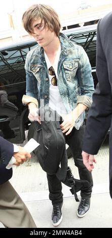 Zac Efron kommt an, um seinen Flug am Los Angeles International Airport zu erwischen. Efron wirbt gerade für seinen neuen Film '17 Again'. Los Angeles, Kalifornien. 4/24/09. Stockfoto