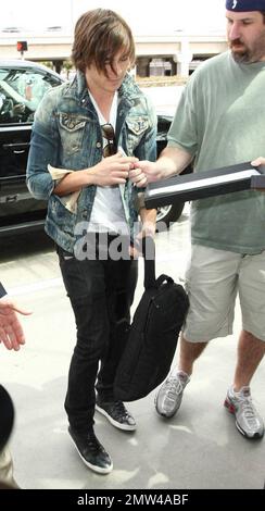 Zac Efron kommt an, um seinen Flug am Los Angeles International Airport zu erwischen. Efron wirbt gerade für seinen neuen Film '17 Again'. Los Angeles, Kalifornien. 4/24/09. Stockfoto
