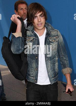Zac Efron kommt an, um seinen Flug am Los Angeles International Airport zu erwischen. Efron wirbt gerade für seinen neuen Film '17 Again'. Los Angeles, Kalifornien. 4/24/09. Stockfoto