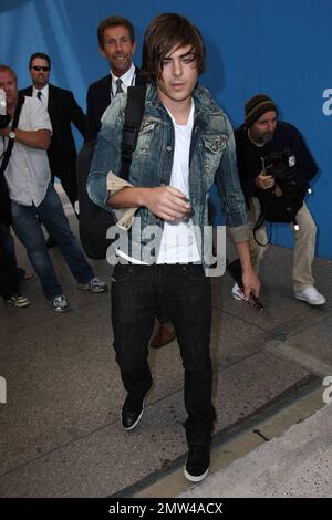 Zac Efron kommt an, um seinen Flug am Los Angeles International Airport zu erwischen. Efron wirbt gerade für seinen neuen Film '17 Again'. Los Angeles, Kalifornien. 4/24/09. Stockfoto