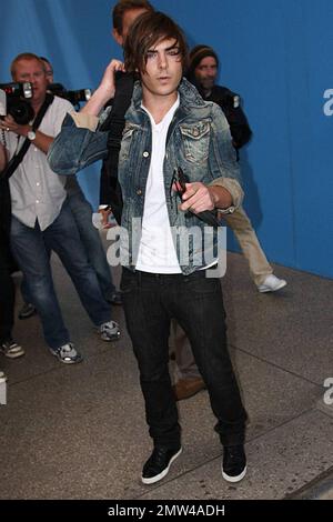 Zac Efron kommt an, um seinen Flug am Los Angeles International Airport zu erwischen. Efron wirbt gerade für seinen neuen Film '17 Again'. Los Angeles, Kalifornien. 4/24/09. Stockfoto