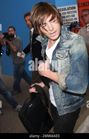 Zac Efron kommt an, um seinen Flug am Los Angeles International Airport zu erwischen. Efron wirbt gerade für seinen neuen Film '17 Again'. Los Angeles, Kalifornien. 4/24/09. Stockfoto