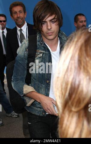 Zac Efron kommt an, um seinen Flug am Los Angeles International Airport zu erwischen. Efron wirbt gerade für seinen neuen Film '17 Again'. Los Angeles, Kalifornien. 4/24/09. Stockfoto