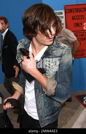 Zac Efron kommt an, um seinen Flug am Los Angeles International Airport zu erwischen. Efron wirbt gerade für seinen neuen Film '17 Again'. Los Angeles, Kalifornien. 4/24/09. Stockfoto