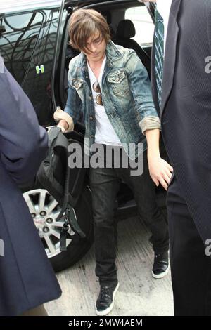 Zac Efron kommt an, um seinen Flug am Los Angeles International Airport zu erwischen. Efron wirbt gerade für seinen neuen Film '17 Again'. Los Angeles, Kalifornien. 4/24/09. Stockfoto