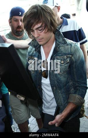 Zac Efron kommt an, um seinen Flug am Los Angeles International Airport zu erwischen. Efron wirbt gerade für seinen neuen Film '17 Again'. Los Angeles, Kalifornien. 4/24/09. Stockfoto