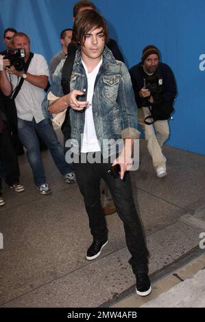 Zac Efron kommt an, um seinen Flug am Los Angeles International Airport zu erwischen. Efron wirbt gerade für seinen neuen Film '17 Again'. Los Angeles, Kalifornien. 4/24/09. Stockfoto