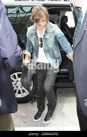 Zac Efron kommt an, um seinen Flug am Los Angeles International Airport zu erwischen. Efron wirbt gerade für seinen neuen Film '17 Again'. Los Angeles, Kalifornien. 4/24/09. Stockfoto