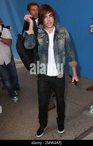 Zac Efron kommt an, um seinen Flug am Los Angeles International Airport zu erwischen. Efron wirbt gerade für seinen neuen Film '17 Again'. Los Angeles, Kalifornien. 4/24/09. Stockfoto