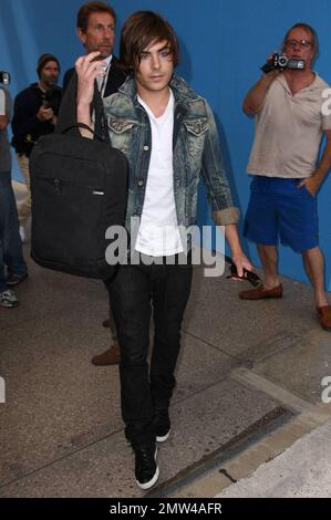 Zac Efron kommt an, um seinen Flug am Los Angeles International Airport zu erwischen. Efron wirbt gerade für seinen neuen Film '17 Again'. Los Angeles, Kalifornien. 4/24/09. Stockfoto
