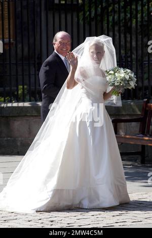 Zara Phillips und der englische Rugbyspieler Mike Tindall verlassen ihre Hochzeit in Edinburgh im Canongate Kirk auf der Royal Mile. Es ist Schottlands erste königliche Hochzeit seit fast 20 Jahren 30. Juli 2011 Photo Xclusive Stockfoto