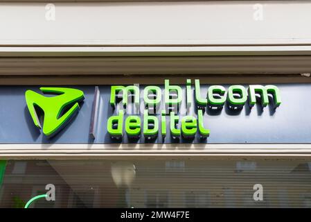 Das grüne Logo des Mobilcom Debitel in Spandau auf einer Fassade Stockfoto