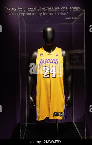 New York, USA. 01. Februar 2023. Pressevorschau für das wertvollste Kobe Bryant Trikot bei Sotheby's „Zenith“-Verkäufen in New York am 1. Februar 2023 mit Erinnerungsstücken zur Lakers NBA-Saison 2007-2008. Außerdem werden weitere von Kobe Bryant getragene Artikel in separaten Losen angeboten. (Foto: Lev Radin/Sipa USA) Guthaben: SIPA USA/Alamy Live News Stockfoto