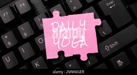 Inspiration mit Schild „Daily Yoga“. Business Showcase-Serie von Yoga-Workouts, mit denen verschiedene Körperteile trainiert werden können Stockfoto