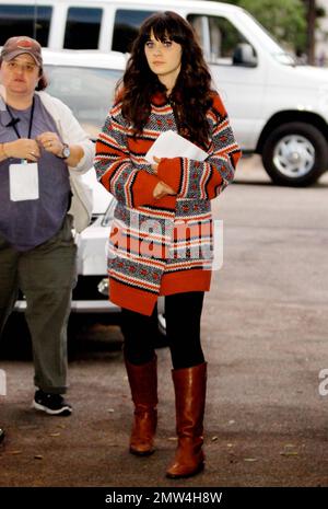 EXKLUSIV!! Zooey Deschanel trägt eine gemusterte Jacke und braune Stiefel, als sie am Set ihrer neuen Sitcom „The New Girl“ vor Ort in Hollywood, Kalifornien, eintrifft. 3. Oktober 2011. Stockfoto