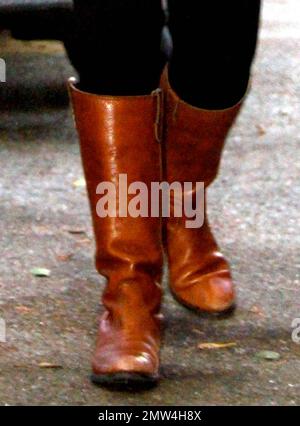 EXKLUSIV!! Zooey Deschanel trägt eine gemusterte Jacke und braune Stiefel, als sie am Set ihrer neuen Sitcom „The New Girl“ vor Ort in Hollywood, Kalifornien, eintrifft. 3. Oktober 2011. Stockfoto