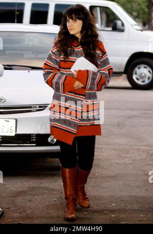 EXKLUSIV!! Zooey Deschanel trägt eine gemusterte Jacke und braune Stiefel, als sie am Set ihrer neuen Sitcom „The New Girl“ vor Ort in Hollywood, Kalifornien, eintrifft. 3. Oktober 2011. Stockfoto