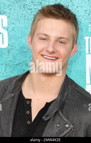 Alexander Ludwig bei den MTV Movie Awards 2012 im Gibson Amphitheatre. Los Angeles, Kalifornien. 3. Juni 2012 Stockfoto