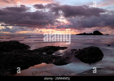 WA20792-00....WASHINGTON - Stranddetails bei Sonnenuntergang am Ruby Beach im Olympic National Park. Stockfoto