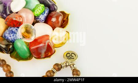 Kristalle Edelsteine mit Rosenkranzperlen auf weißem Hintergrund. Mineralien für esoterische spirituelle Praxis, heilende Kristall Ritual, Hexerei, Relax Chak Stockfoto