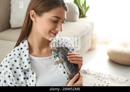 Eine Frau mit bärtiger Eidechse zu Hause. Exotisches Haustier Stockfoto