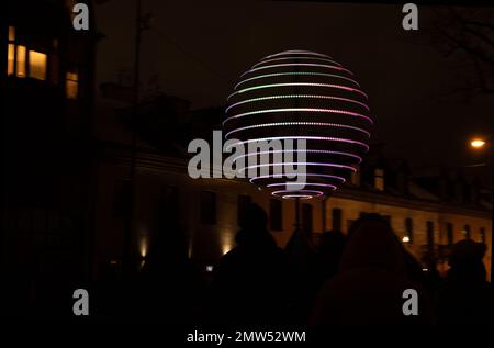 Lichtballoninstallation in der Nachtstadt Stockfoto