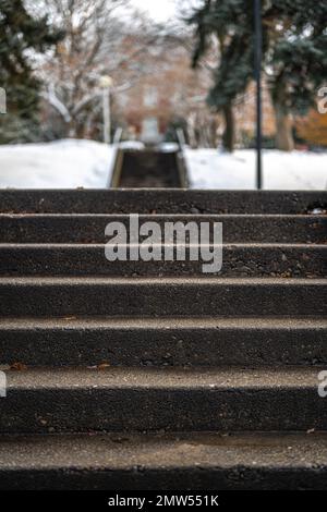 Nahaufnahme von Betontreppen im Winter Stockfoto