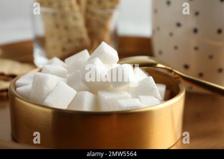 Raffinierte Zuckerwürfel in der Schüssel auf dem Tisch, Nahaufnahme Stockfoto