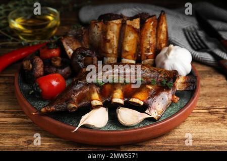 Köstliche geröstete Rippchen, serviert auf einem Holztisch Stockfoto