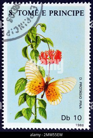 Stornierte Briefmarke, gedruckt von Sao Tomé und Principe, die braunen und weißen Schmetterling zeigt, ca. 1981. Stockfoto