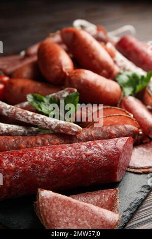 Verschiedene leckere Würstchen auf Holztisch, Nahaufnahme Stockfoto
