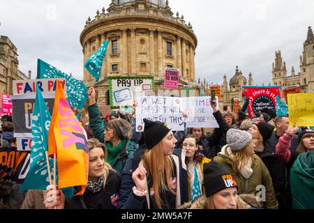 Oxford, Großbritannien. Februar 1. 2023. Die gut unterstützte National Education Union Rally und marsch in Oxford. Anhänger und Mitglieder versammelten sich in der Wesley Memorial Church und marschierten dann durch Oxford City zur Broad Street. Die Lehrer suchten nach einer vollständig finanzierten Inflationsauszeichnung, und man glaubte, dass ihre Aktion 347 Schulen im Bezirk betreffen würde. Ähnliche Kundgebungen fanden in ganz England statt. Kredit: Stephen Bell/Alamy Live News Stockfoto