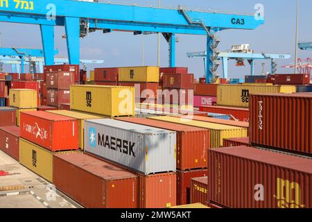 Haifa, Israel - 25. Mai 2022: Containerstapel in einem Hafen. Stockfoto