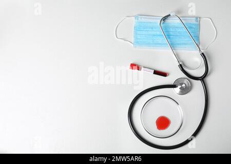 Flache Laienzusammensetzung mit Blutproben auf weißem Hintergrund, Platz für Text. Corona-Virusforschung Stockfoto
