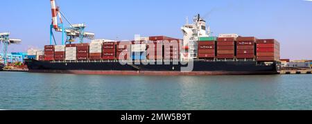 Haifa, Israel - 11. Oktober 2021: MSC Mega Containerschiff legte im Schiffshafen Haifa an. Stockfoto