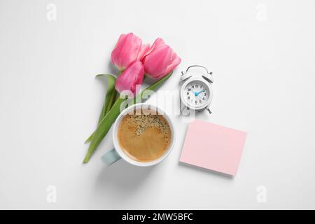 Komposition mit unbeschrifteter Karte und Kaffee auf weißem Hintergrund, Draufsicht. Guten Morgen Stockfoto