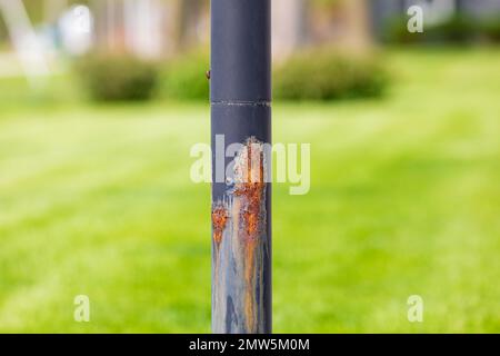 Rostige und kaputte Basketballstange. Reparatur- und Wartungskonzept für Haus- und Spielplätze Stockfoto