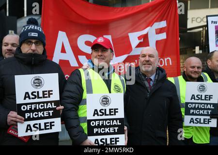 London, Großbritannien. 01. Februar 2023. Mick Whelan, General Secretary of Associated Society of Locomotive Engineers and Firemen (ASLEF), schließt sich den Gewerkschaftsmitgliedern an der Streikpostenlinie vor dem Londoner Bahnhof Euston im Zentrum Londons an, während der Bahnstreik weitergeht. Zehntausende von Gewerkschaftsmitgliedern. In Großbritannien nehmen über 500.000 Gewerkschaftsmitglieder am größten Tag der Arbeitskampagne seit über einem Jahrzehnt Teil. Kredit: SOPA Images Limited/Alamy Live News Stockfoto