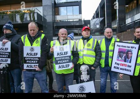 London, Großbritannien. 01. Februar 2023. Gewerkschaftsmitglieder der Associated Society of Locomotive Engineers and Firemen (ASLEF) mit Plakaten vor dem Londoner Bahnhof Euston im Zentrum Londons, während der Streik weiter anhält. Zehntausende von Gewerkschaftsmitgliedern. In Großbritannien nehmen über 500.000 Gewerkschaftsmitglieder am größten Tag der Arbeitskampagne seit über einem Jahrzehnt Teil. Kredit: SOPA Images Limited/Alamy Live News Stockfoto