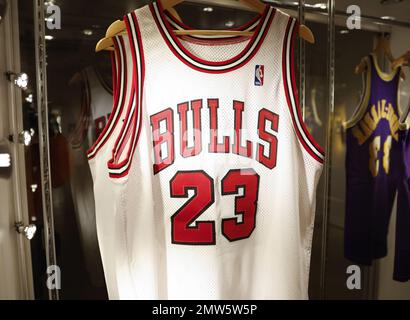 Michael, Jordanien. , . Das Spiel „The Last Dance“ trägt das Chicago Bulls Trikot, das zu 8 Spielen passt, wird im Rahmen der Zenith Teil II Auktion bei Sotheby's am Mittwoch, den 1. Februar 2023 in New York City ausgestellt. Foto: John Angelillo/UPI Credit: UPI/Alamy Live News Stockfoto