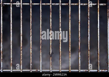 Eine Detailaufnahme von schmutzigen Metallgeländern vor dem isolierten Hintergrund Stockfoto