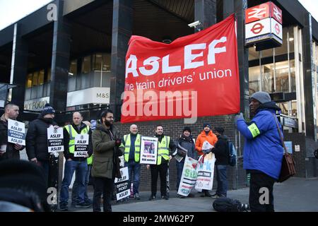 London, Großbritannien. 01. Februar 2023. Gewerkschaftsmitglieder der Associated Society of Locomotive Engineers and Firemen (ASLEF) halten ein großes Banner, wenn sie vor dem Londoner Bahnhof Euston im Zentrum von London antreten, während der Bahnstreik weitergeht. Zehntausende von Gewerkschaftsmitgliedern. In Großbritannien nehmen über 500.000 Gewerkschaftsmitglieder am größten Tag der Arbeitskampagne seit über einem Jahrzehnt Teil. (Foto: Steve Taylor/SOPA Images/Sipa USA) Guthaben: SIPA USA/Alamy Live News Stockfoto