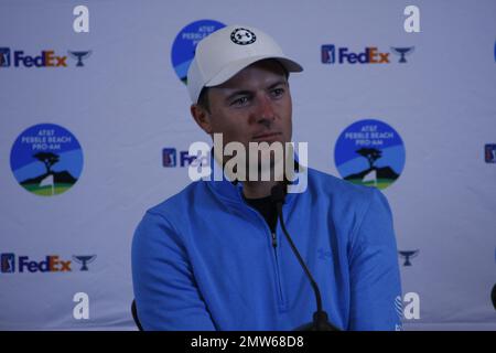 Pebble Beach, Kalifornien, USA. 1. Februar 2023. Jordan Speith spricht vor dem Start des AT&T Pro-am PGA Golf Tournament Credit vor den Medien: Motofoto/Alamy Live News Stockfoto