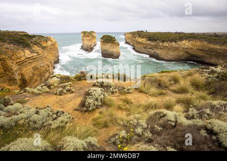 Tom und Eva passen auf. Die Felsformation auf der Great Ocean Road, Australien. Stockfoto