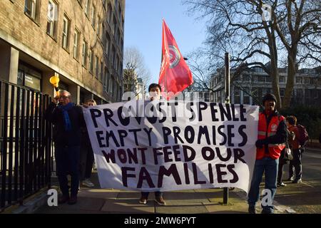 London, Großbritannien. 01. Februar 2023. Die Demonstranten halten ein Banner und fordern, dass die UCL ihre Versprechen während der Demonstration einhält. Sicherheitskräfte, die am University College London (UCL) arbeiteten, führten einen Protest außerhalb der Universität durch, als sie ihren Streik über Outsourcing und Bezahlung begannen. An diesem Tag haben rund eine halbe Million Menschen in ganz Großbritannien Walkouts inszeniert, darunter Lehrer, Hochschulmitarbeiter, Mitarbeiter des öffentlichen Dienstes und Triebfahrzeugführer. (Foto: Vuk Valcic/SOPA Images/Sipa USA) Guthaben: SIPA USA/Alamy Live News Stockfoto