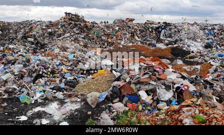 Große Mülldeponie in der Nähe der Metropole. Blick von der Drohne. Stockfoto
