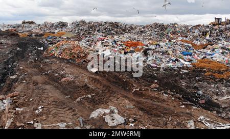 Große Mülldeponie in der Nähe der Metropole. Blick von der Drohne. Stockfoto